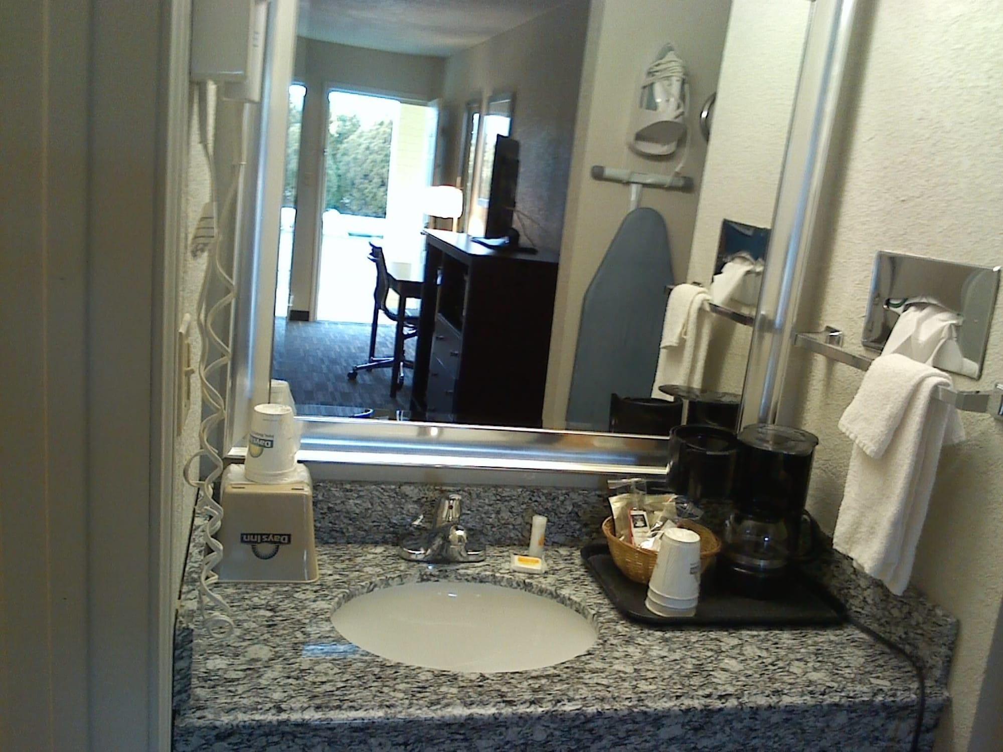 Days Inn By Wyndham Snyder Bagian luar foto