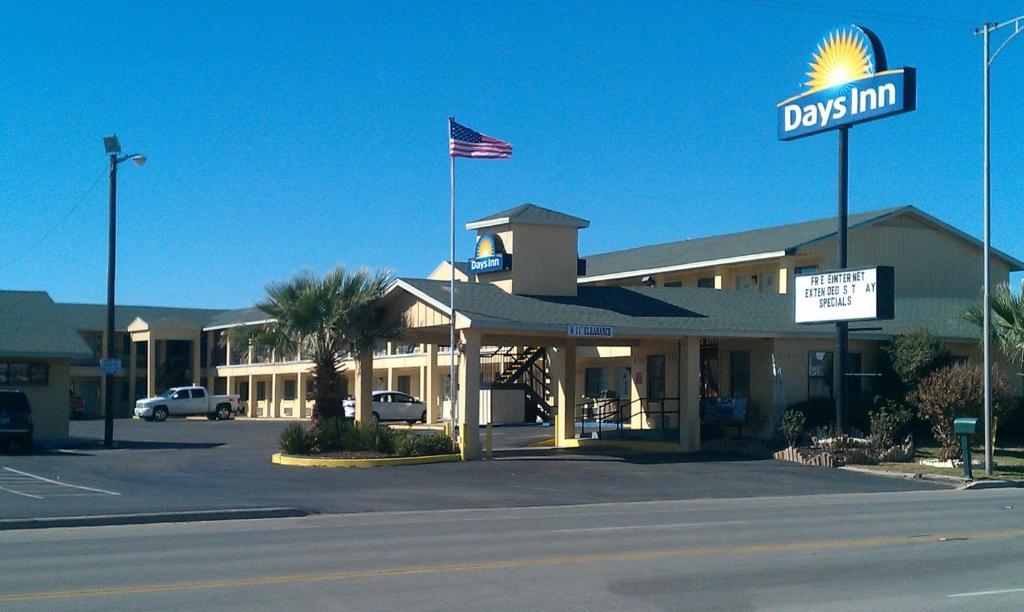 Days Inn By Wyndham Snyder Bagian luar foto